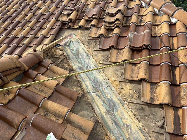 劣化した谷板金の点検
